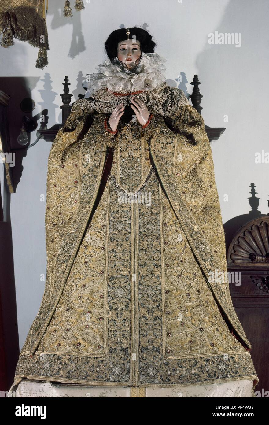 VIRGEN CON TRAJE de Isabel Clara Eugenia-ANT1598-BROCATEL DORADO/VERDE - TERCIOPELO. Lage: Convento de San Clemente - MUSEO. Toledo. Spanien. Stockfoto