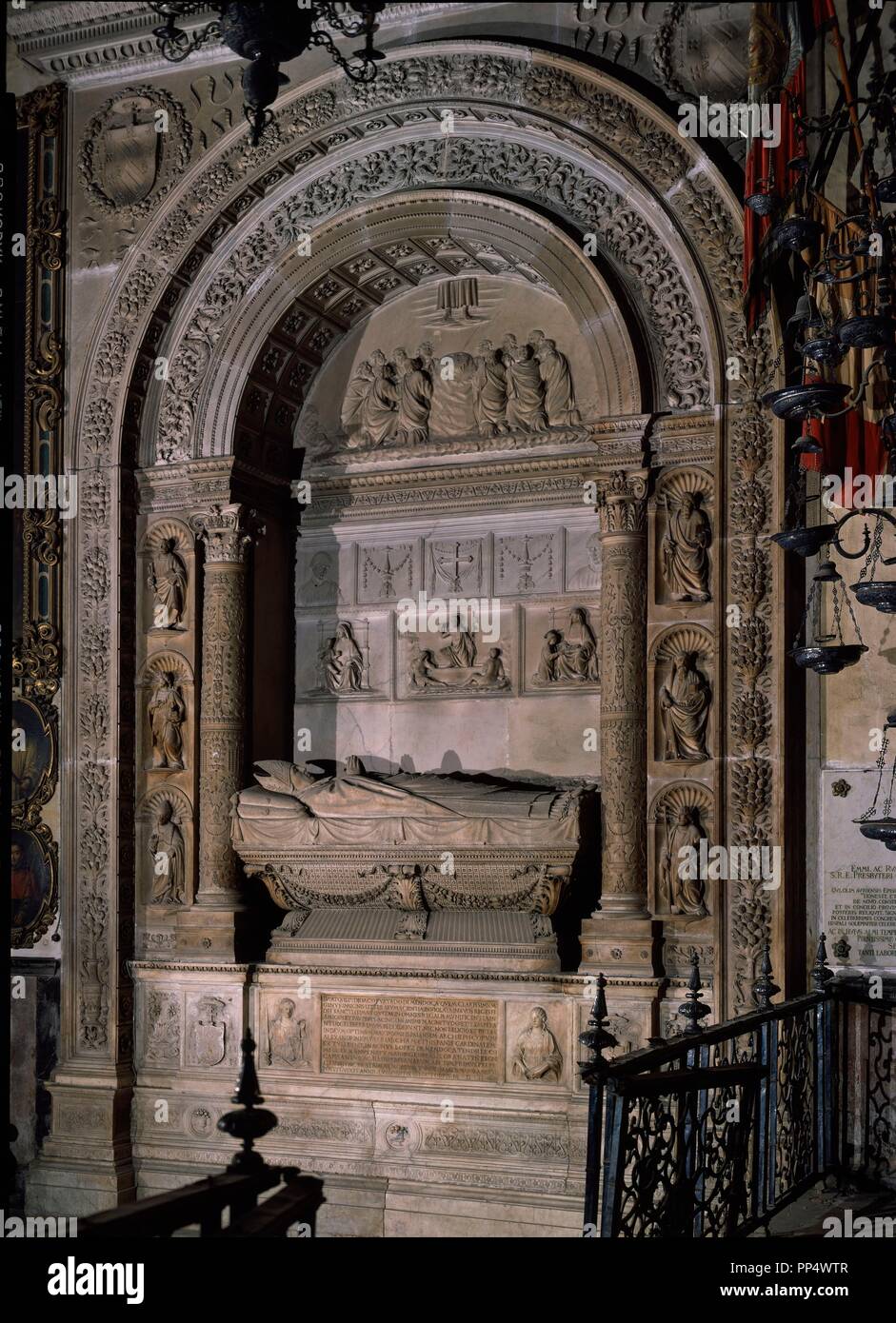 SEPULCRO DEL CARDENAL DIEGO Hurtado de Mendoza Y LARRAGA - SIGLO XVI-CAPILLA VIRGEN DE LA ANTIGUA. Autor: FANCELLI, Domenico. Lage: CATEDRAL - Interieur. Sevilla. Sevilla. Spanien. Stockfoto