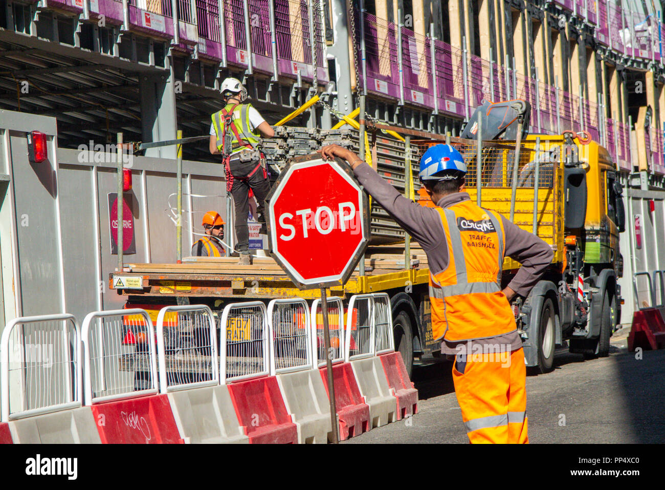 Ein stoppschild auf der Baustelle, um den Verkehr zu steuern Stockfoto