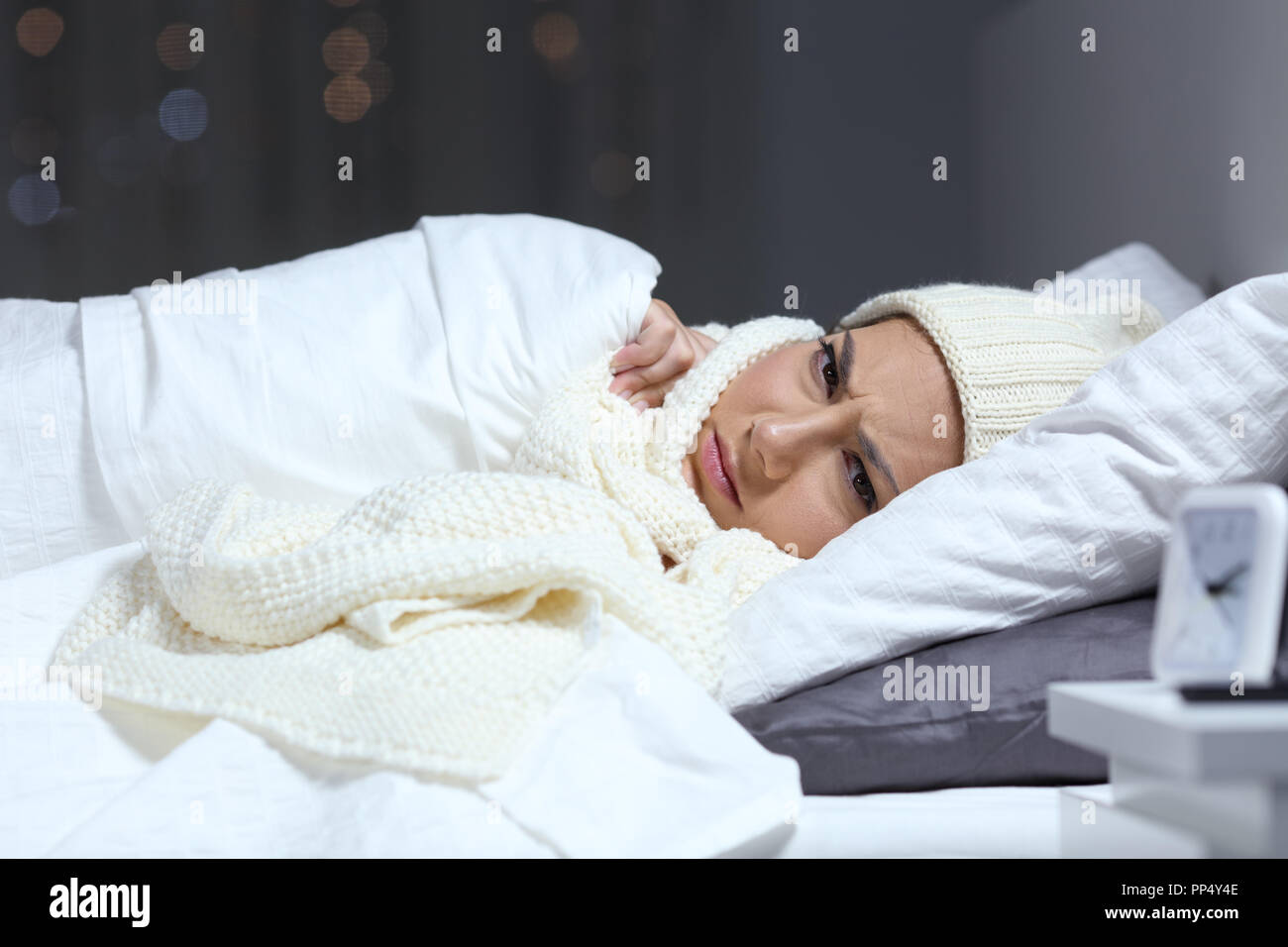 Wütende Frau halten warm im Bett in einer kalten Winternacht zu Hause Stockfoto