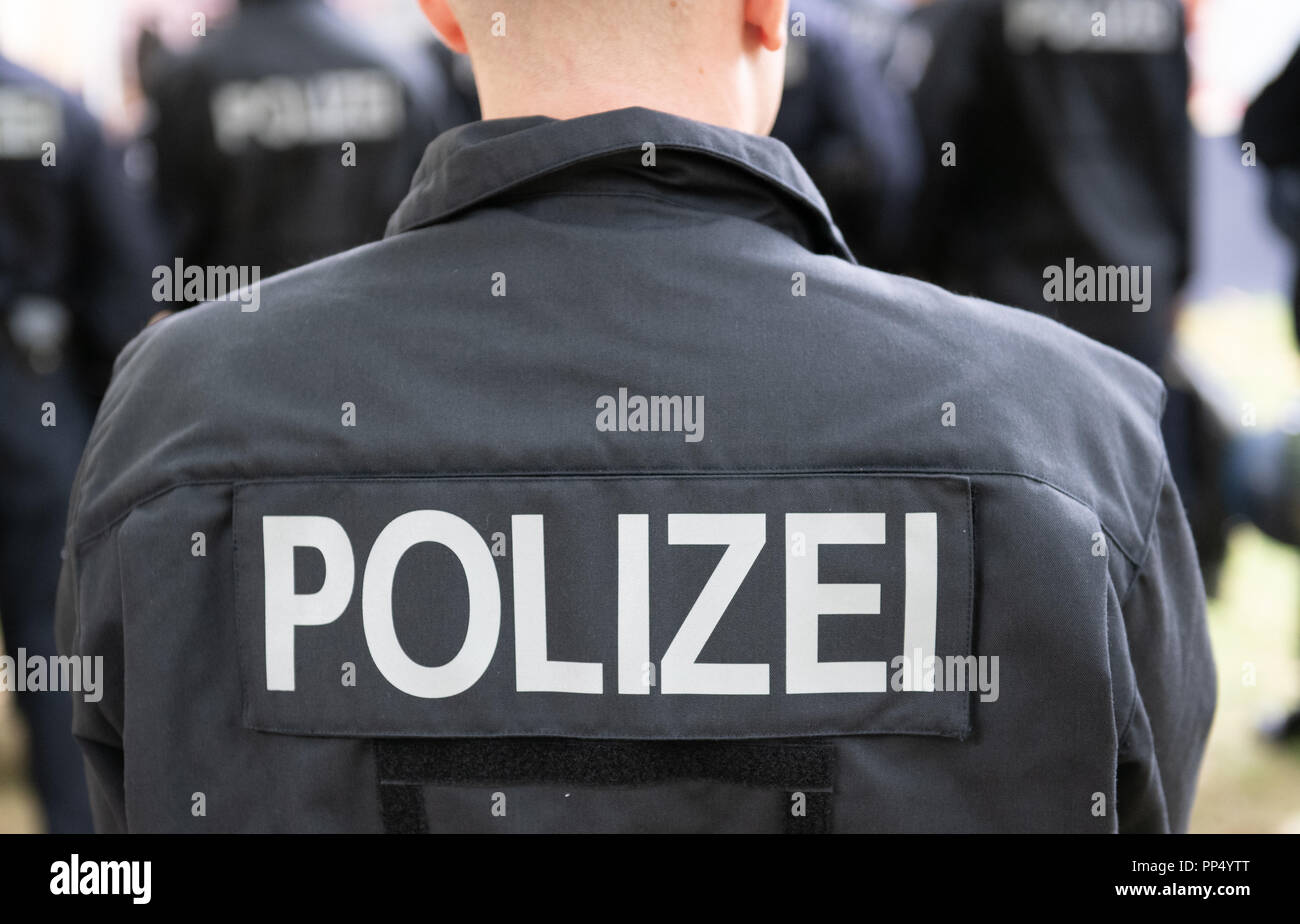 Berlin, Deutschland. 23. September 2018. Ein Polizist steht von einem Pfad  am Tag der offenen Tür