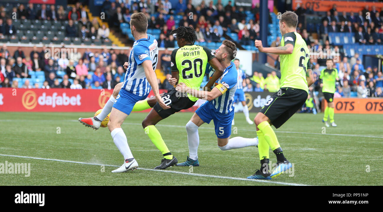 Rugby Park, Kilmarnock, Großbritannien. 23 Sep, 2018. Ladbrokes Premiership Fußball, Kilmarnock gegen Celtic; Dedryck Boyata der Keltischen Auseinandersetzungen in der Penalty Box mit Kirk Broadfoot von Kilmarnock Credit: Aktion plus Sport/Alamy leben Nachrichten Stockfoto