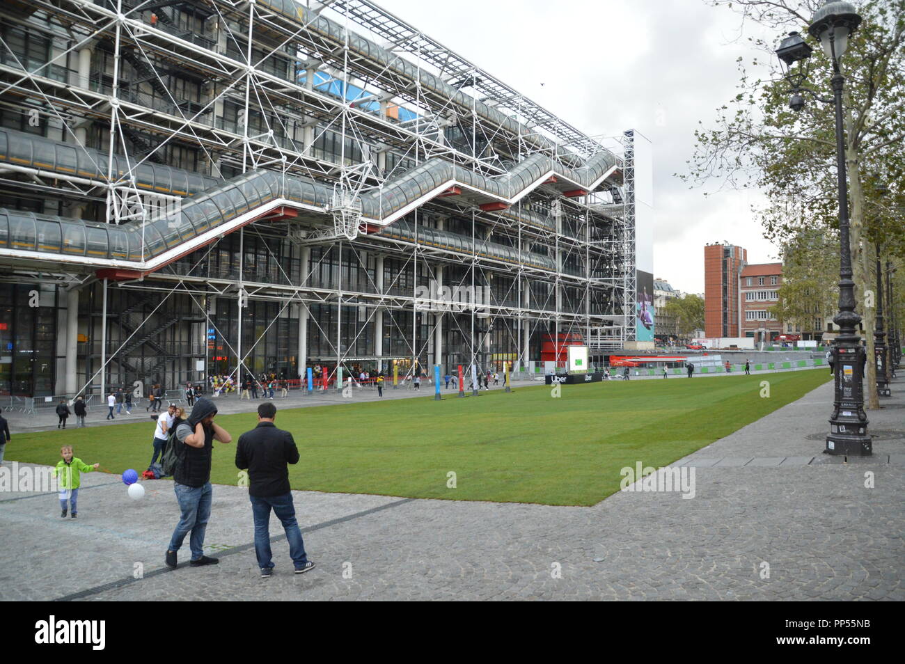 Paris, Frankreich. 23. September 2018. UberGreen Betrieb für die Woche der Mobilität: Rekultivierung des Centre Georges Pompidou, Paris, Frankreich, für jeden 2 km mit der App UberGreen ALPHACIT NEWIM/Alamy Leben Nachrichten getan Stockfoto