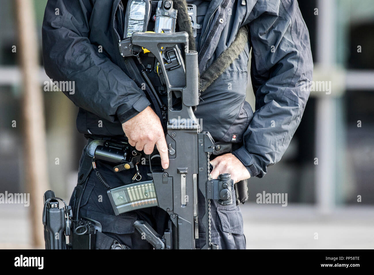 Autorisierte Feuerwaffen Officer (AFO) in Liverpool, Großbritannien. 23. September 2018. Die jährliche Konferenz findet jeden Herbst statt und ist eine der größten und profiliertesten politischen Ereignisse in Europa. Die Delegierten und Besucher nehmen an den Beratungen der Vision für Großbritannien zu gestalten und über 13.000 Menschen nehmen an der jährlichen Konferenz sowohl für die Politik und die breitere Erfahrungen zur Verfügung. Credit: cernan Elias/Alamy leben Nachrichten Stockfoto