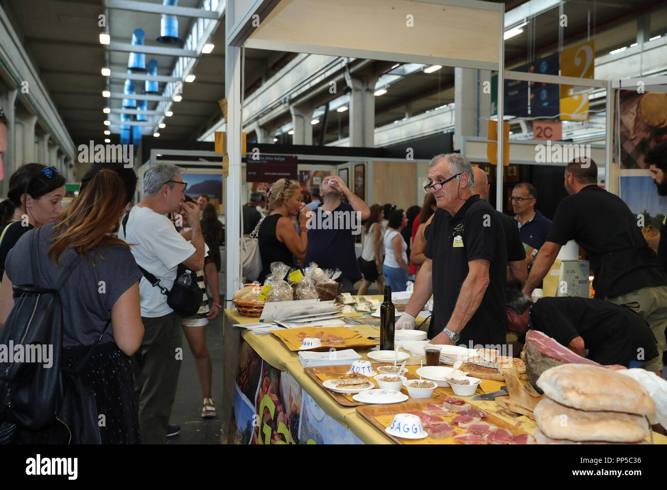 Turin, Italien. 23 Sep, 2018. Menschen besuchen die Terra Madre Salone del Gusto, eine internationale Veranstaltung auf Nahrung und Gastronomie, in Turin, Italien, Sept. 23, 2018. Die 12. Ausgabe von Terra Madre Salone del Gusto hier von Sept. 20 bis Sept. 24 gehalten wird. Credit: Cheng Tingting/Xinhua/Alamy leben Nachrichten Stockfoto