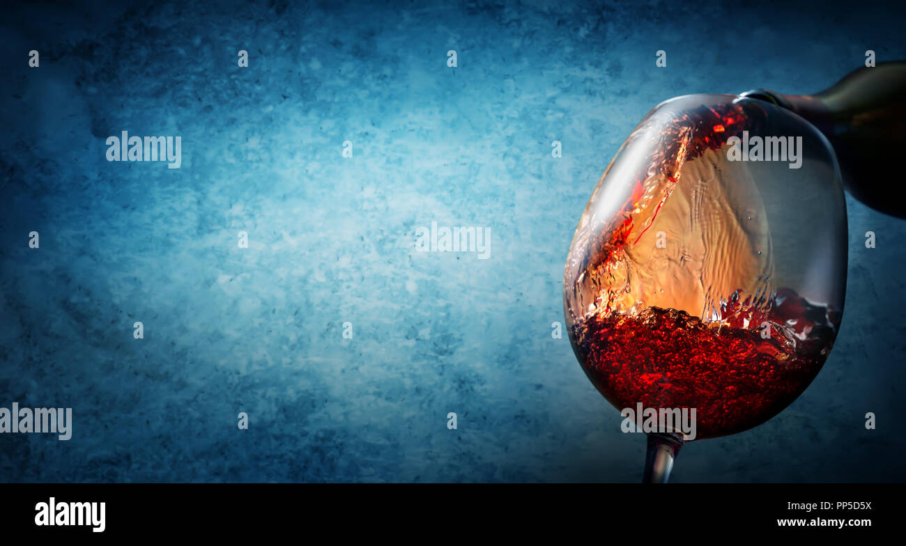 Wein Ausgießen aus der Flasche auf strukturierte blauer Hintergrund Stockfoto
