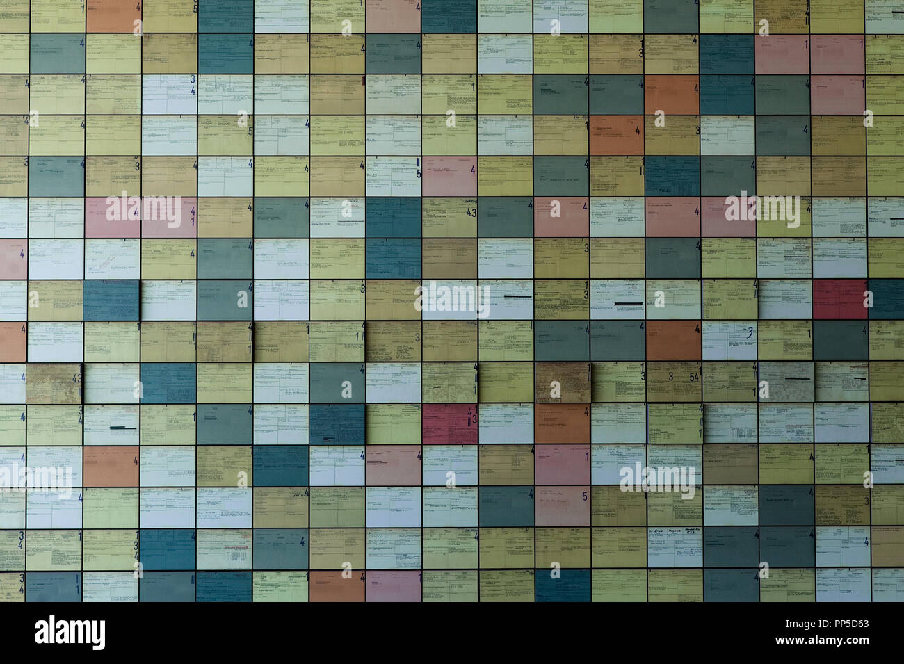 Index Karten zeigen die Verbrechen der Polizei und SS und deren Folgen in Berlin Deutschland Stockfoto Index Karten zeigen die Verbrechen der Polizei und SS und deren Folgen in Berlin Deutschland Stockfoto