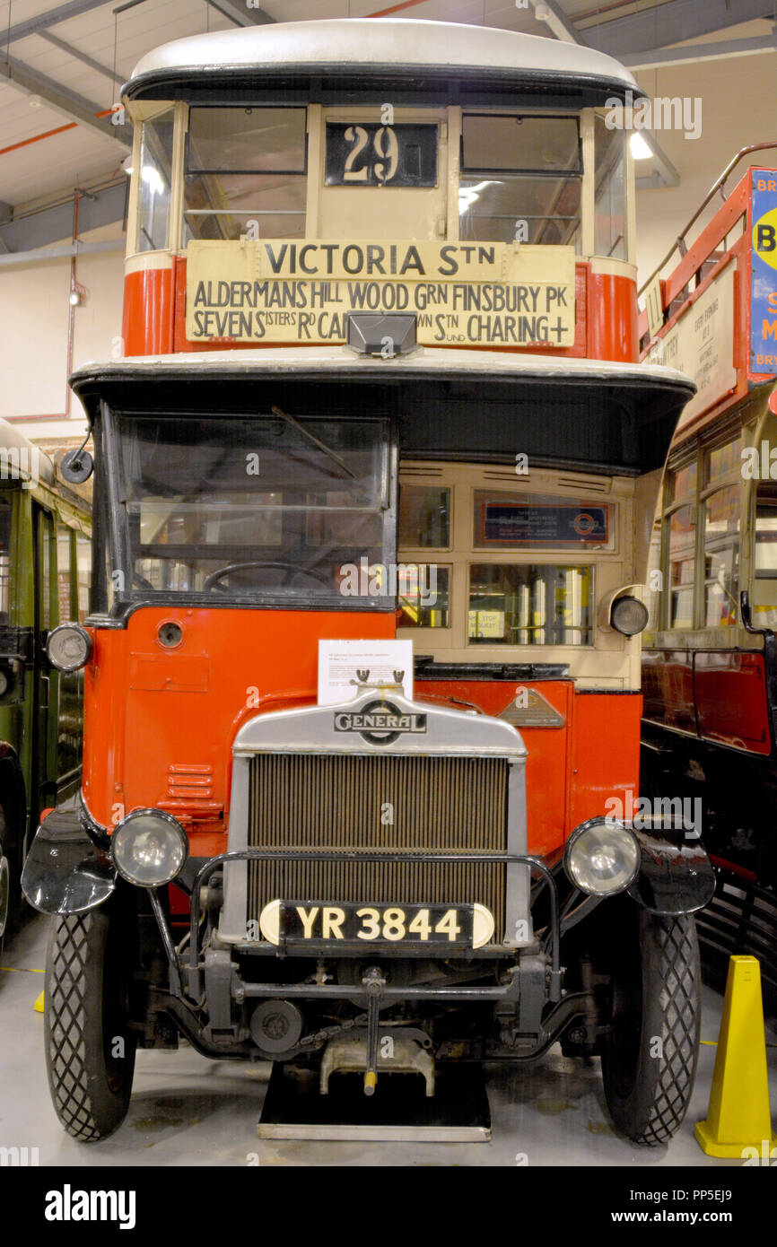 Foto muss Gutgeschrieben © Alpha Presse 066465 22/09/2018 Das Museum Depot in Acton in London hält die Mehrheit der Sammlungen des London Transport Museum, das nicht auf dem Display des Museums in Covent Garden. Es öffnet sich der Öffentlichkeit für besondere Ereignisse, einschließlich themed geöffnet an Wochenenden und geführte Touren. Das Depot Häuser über 320.000 Artikel aller Art, einschließlich viele originale Kunstwerke für gefeiert Plakatsammlung des Museums, Fahrzeuge, Schilder, Modelle, Fotos, technischen Zeichnungen und Uniformen verwendet. Zusammen bilden diese eine der umfassendsten und wichtige Aufzeichnungen der städtischen Stockfoto