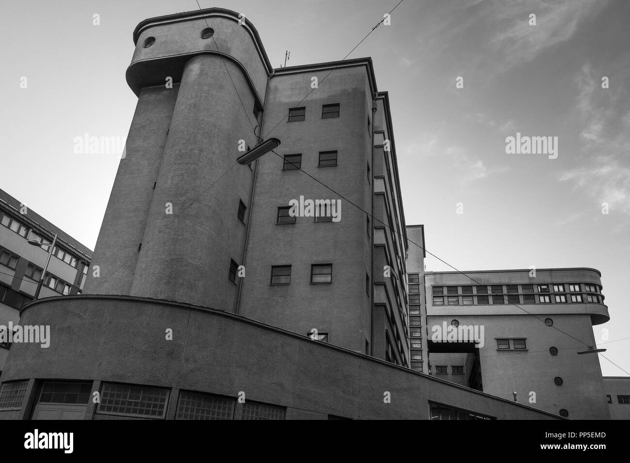 Das elektrische Umspannwerk im Wiener Stadtteil Favoriten ist ein seltenes Beispiel für konstruktivistische Architektur in Österreich. Stockfoto