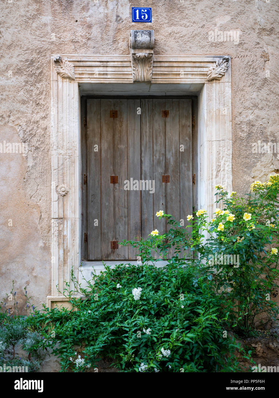 Typische Gebäude Exterieur im Historischen, Hill - Dorf Bonnieux, Provence, Frankreich Stockfoto