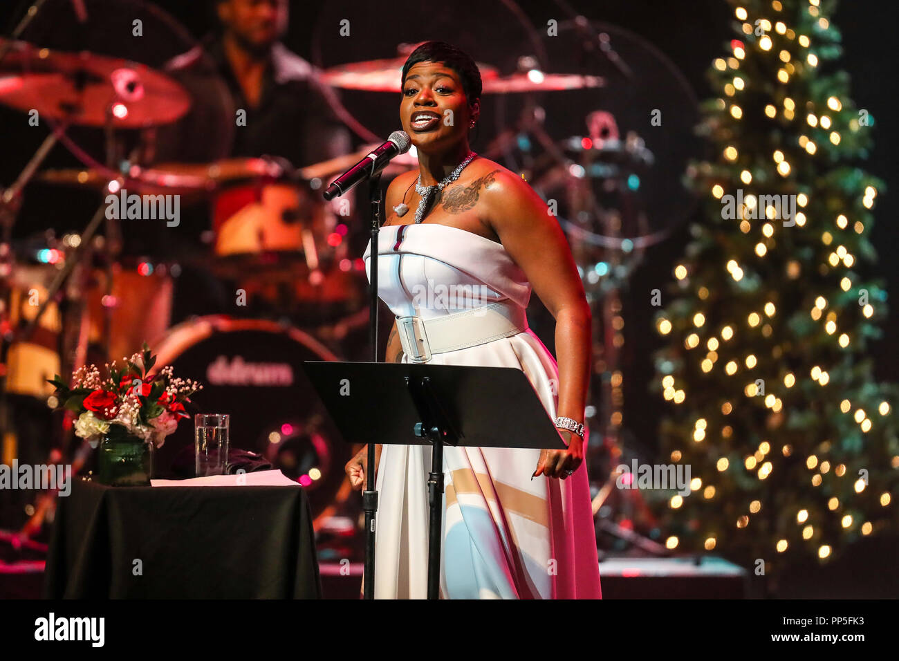 Musik Künstler Fantasia Barrino führt in Durham, North Carolina als Teil ihrer Tour 2017. Fantasia Monique Barrino-Taylor professionell von Ihren mononym Fantasia bekannt, ist eine US-amerikanische R&B-Sängerin, Songwriterin, und Schauspielerin. Stockfoto