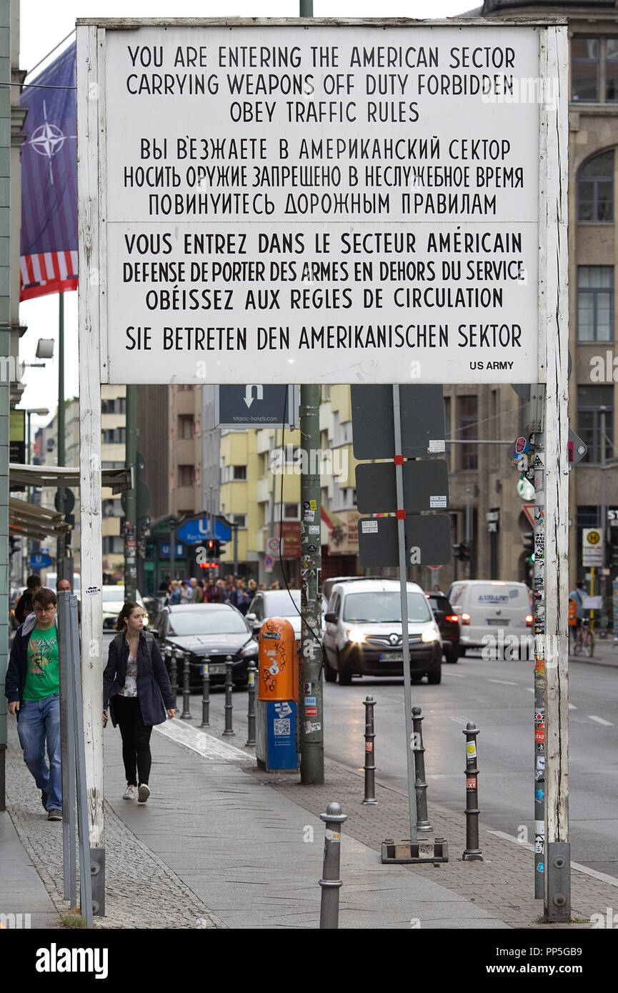 Sie sind nun in den amerikanischen Sektor Zeichen, Checkpoint Charlie, Berlin Deutschland Stockfoto