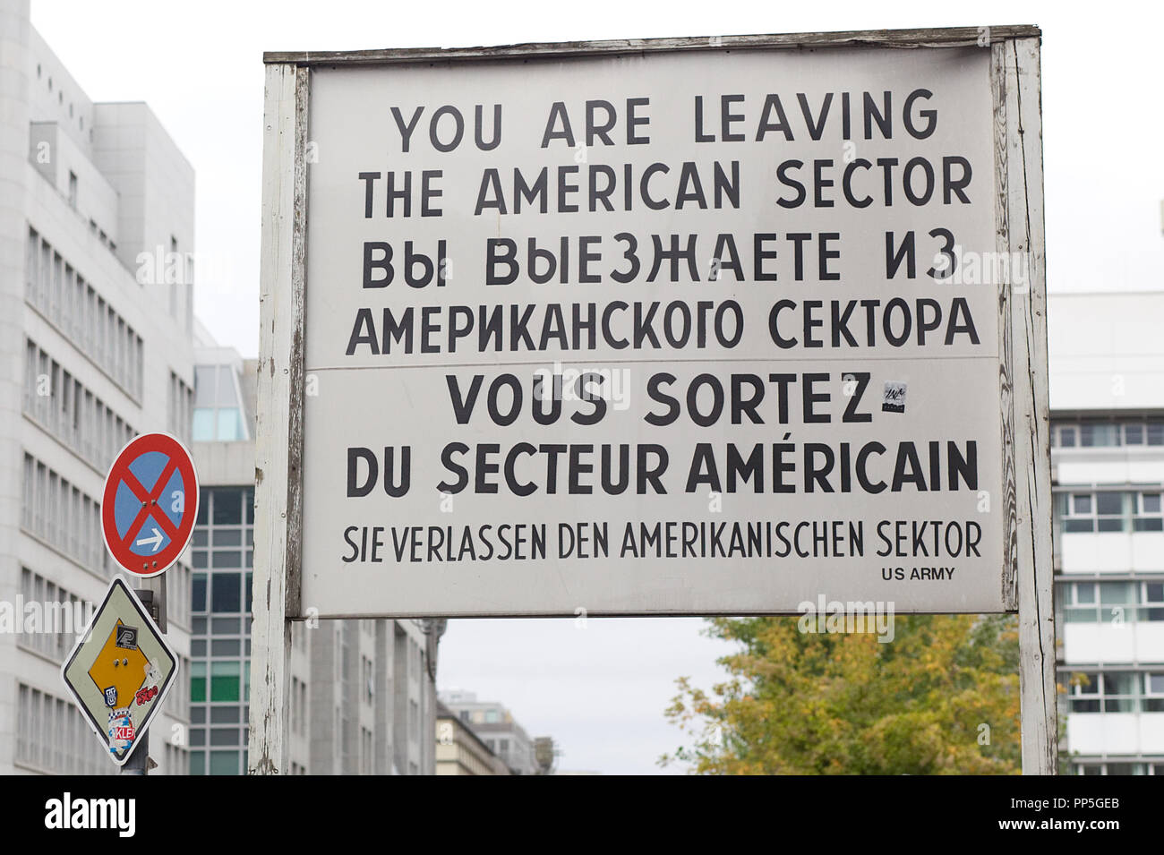 Sie verlassen jetzt den amerikanischen Sektor, unterzeichnen am Checkpoint Charlie, Berlin Deutschland Stockfoto