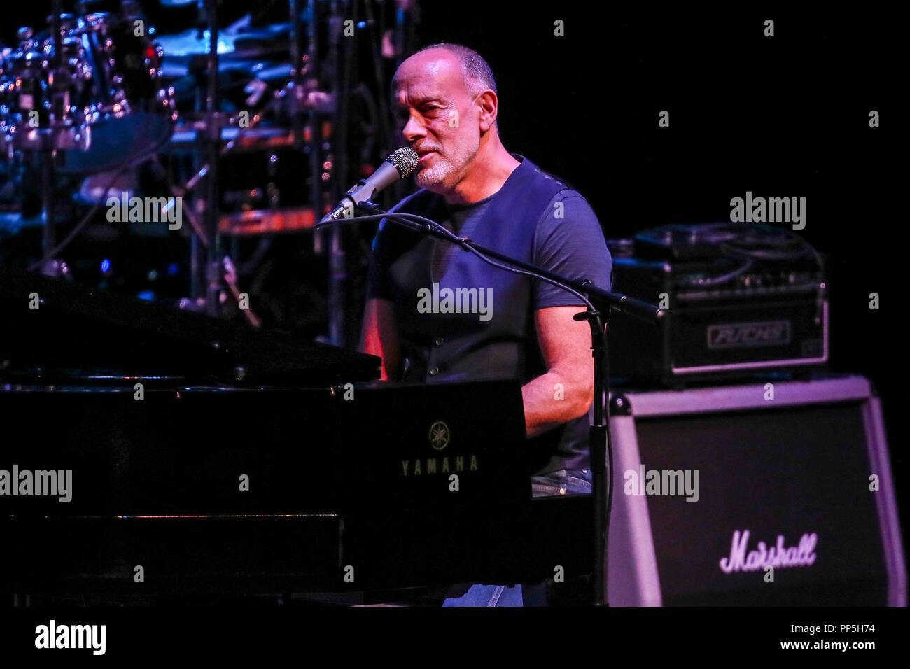 Musik Künstler Marc COHN führt in Durham, North Carolina als Teil seiner 2017-18 Tour. Marc Craig Cohn ist ein Grammy Award-winning American folk rock singer-songwriter und Musiker am besten für seinen Song "Walking in Memphis" aus seinem gleichnamigen Album von 1991. Stockfoto