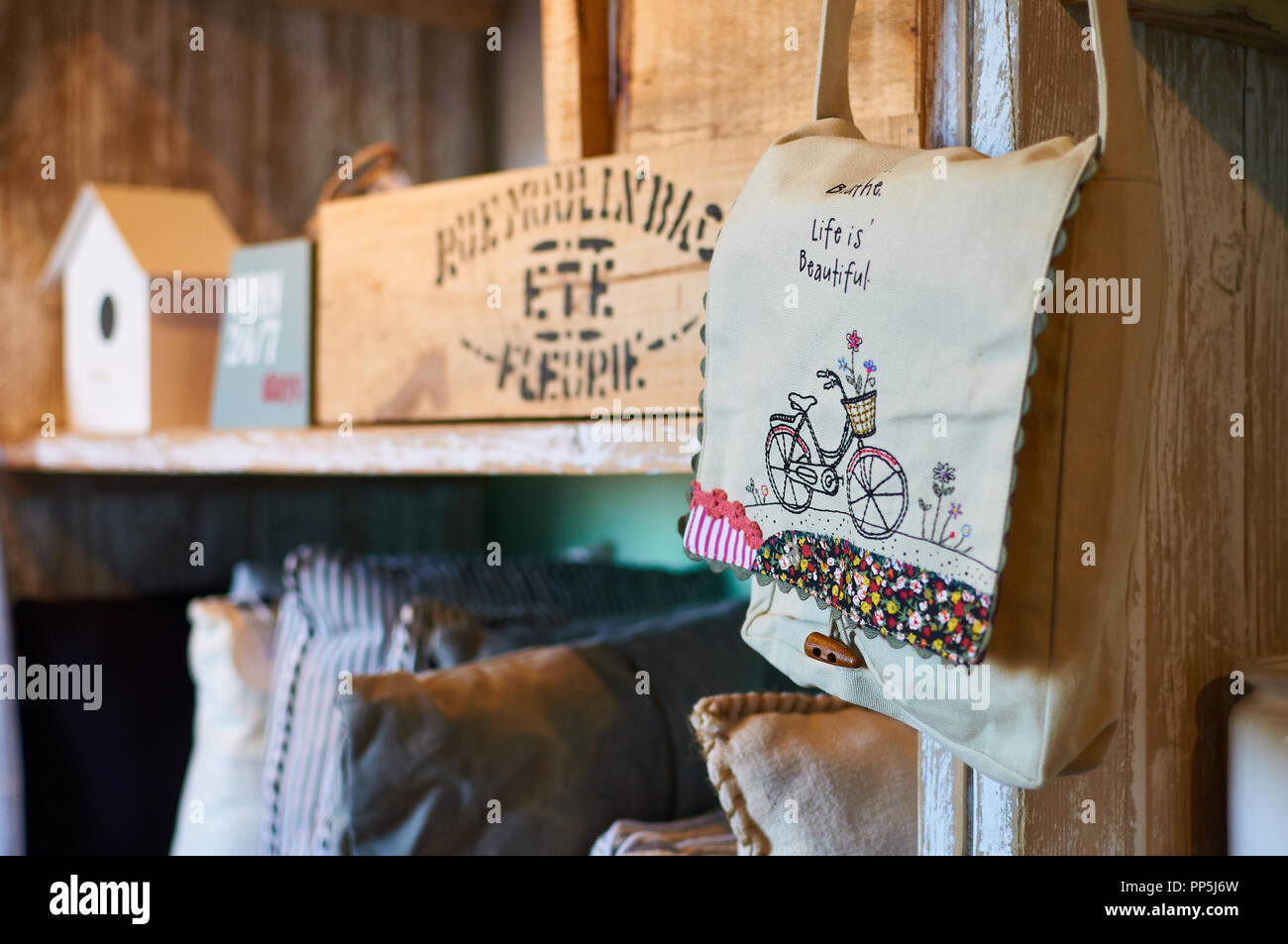 Handtasche Handtasche mit Das Leben ist schön Nachricht und andere Sachen in Vintage können Xicu shop in El Pilar de la Mola (Formentera, Balearen, Spanien) Stockfoto