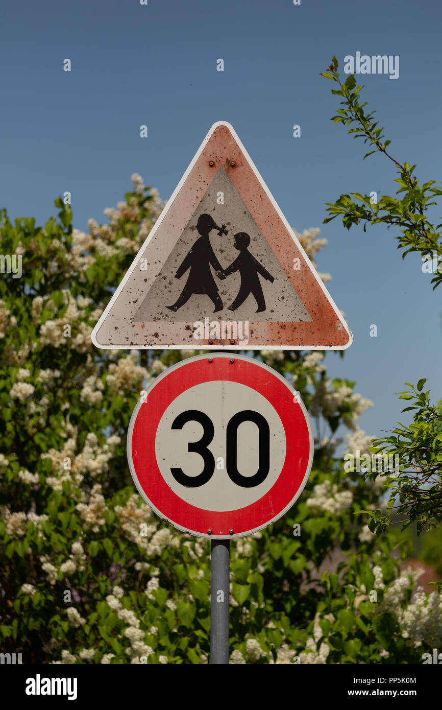 Deutsche Verkehrszeichen 'Kindern' und 'Maximale Geschwindigkeit 30 km/h" Stockfoto