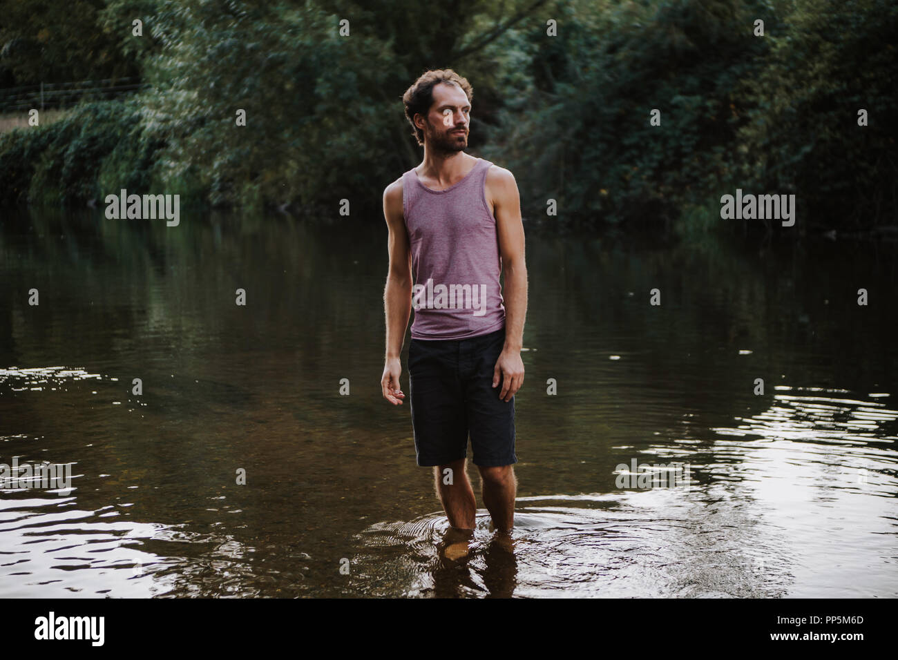 Portrait von bärtigen kaukasischen Mann stand in der Mitte von einem Fluss Stockfoto