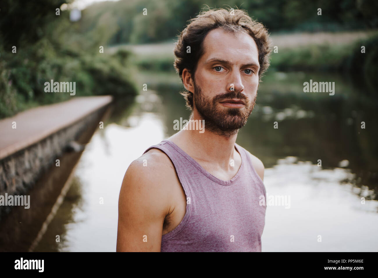 Portrait von bärtigen kaukasischen Mann stand in der Mitte von einem Fluss Stockfoto