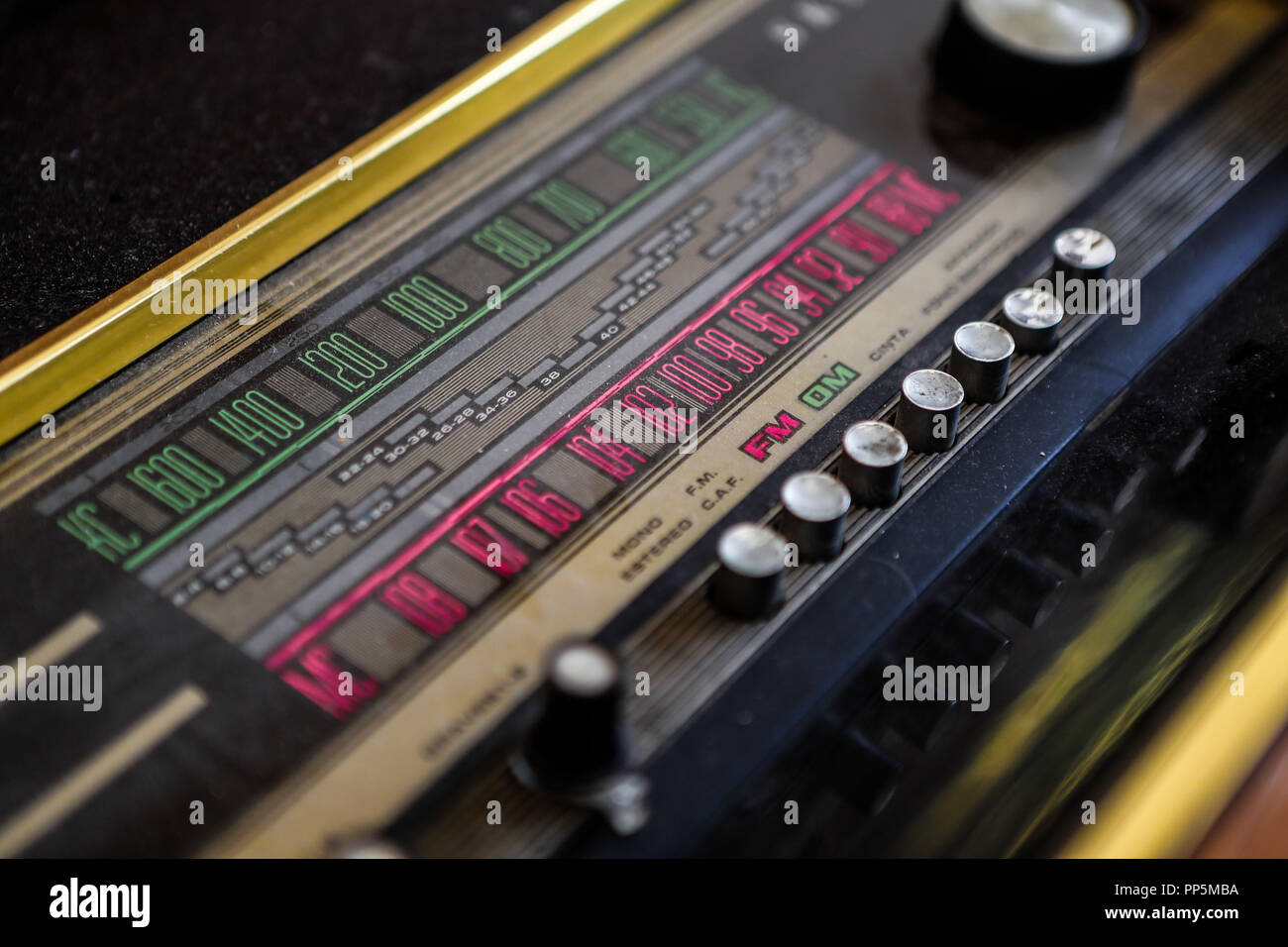 Klassische Vinyl Plattenspieler mit Radio. Bin Radio, UKW, Tuning Frequenz von Radio Stationen. Knopf, Knöpfe. Innenausstattung der Lola Vuela Coffee Shop Stockfoto