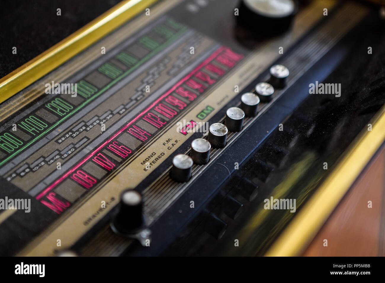 Klassische Vinyl Plattenspieler mit Radio. Bin Radio, UKW, Tuning Frequenz von Radio Stationen. Knopf, Knöpfe. Innenausstattung der Lola Vuela Coffee Shop Stockfoto