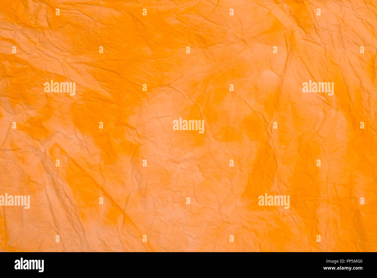Orange gerillt farbiges Seidenpapier Hintergrund Textur Makro Stockfoto