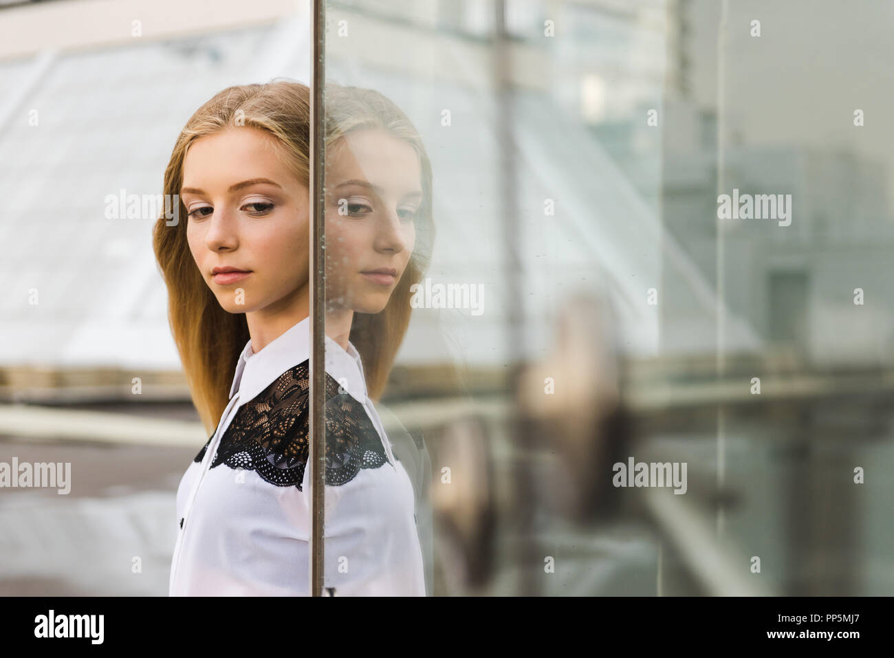 Portrait von Mädchen mit ihrem Glas Reflexion Stockfoto