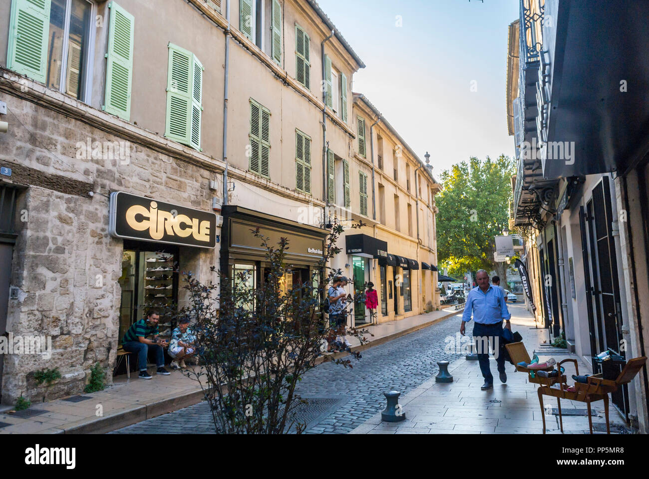 Avignon, FRANKREICH, Leute, Mann geht, auf Straßenszenen, historisches Stadtzentrum Stockfoto