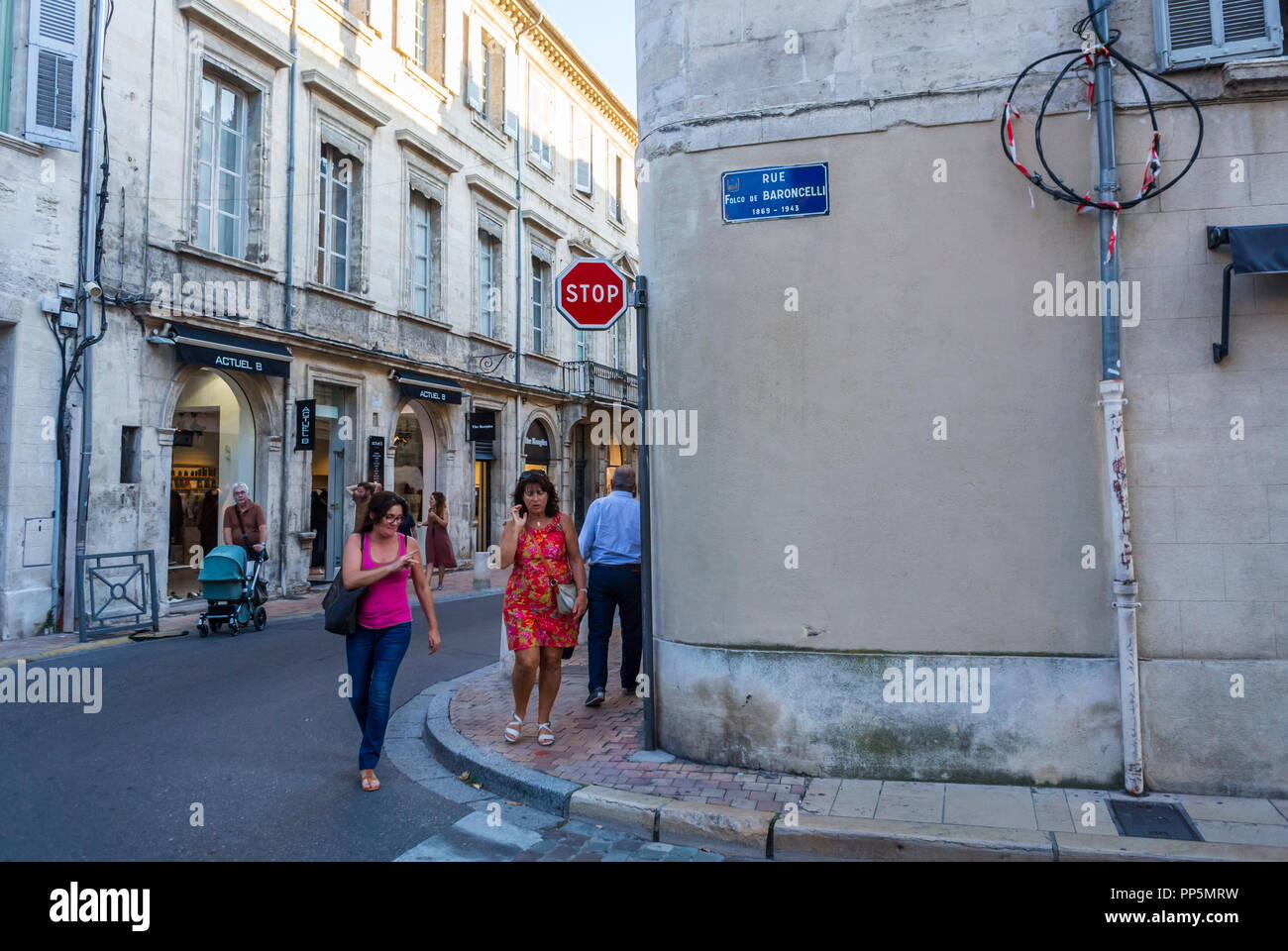 Avignon, FRANKREICH, Crowd People, Women Walking on Street Scenes, Urban Walking, historisches Stadtzentrum Stockfoto