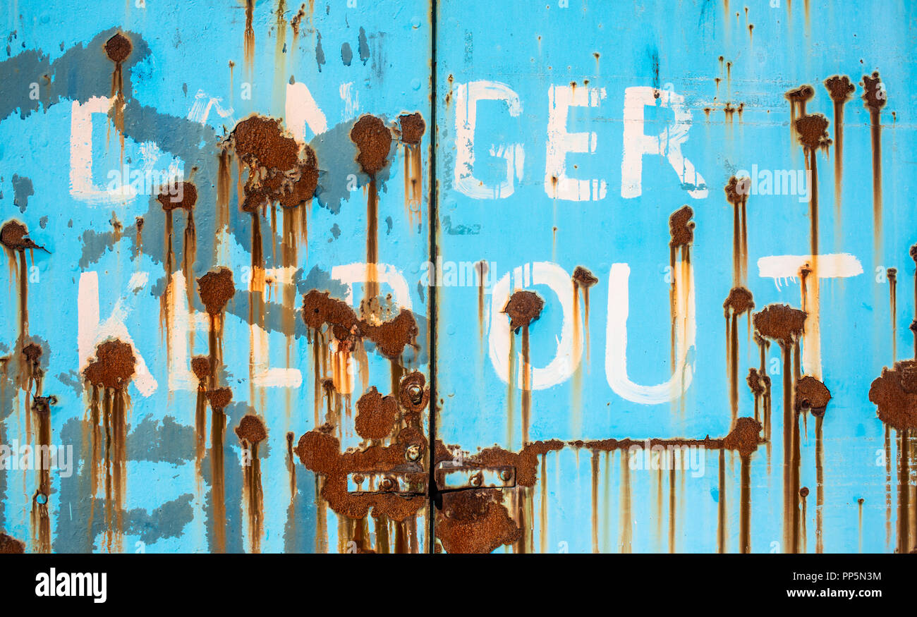 Grunge Rusty Gefahr Halten Sich malte auf einige schwere industrielle Türen Stockfoto
