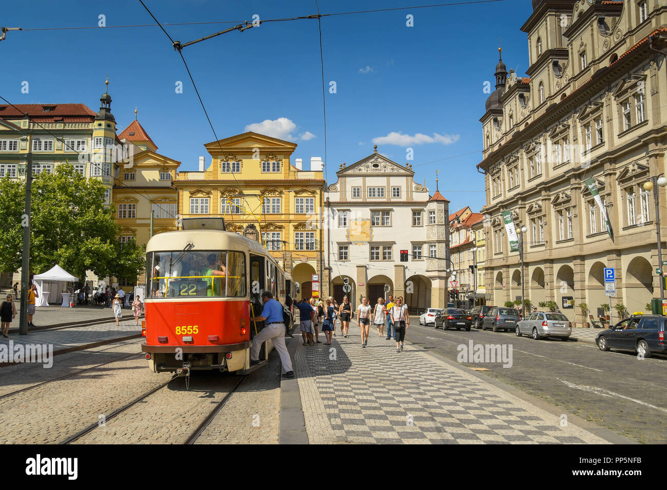 Die Menschen an Bord eines Straßenbahn an einer Straßenbahnhaltestelle im Zentrum von Prag Stockfoto