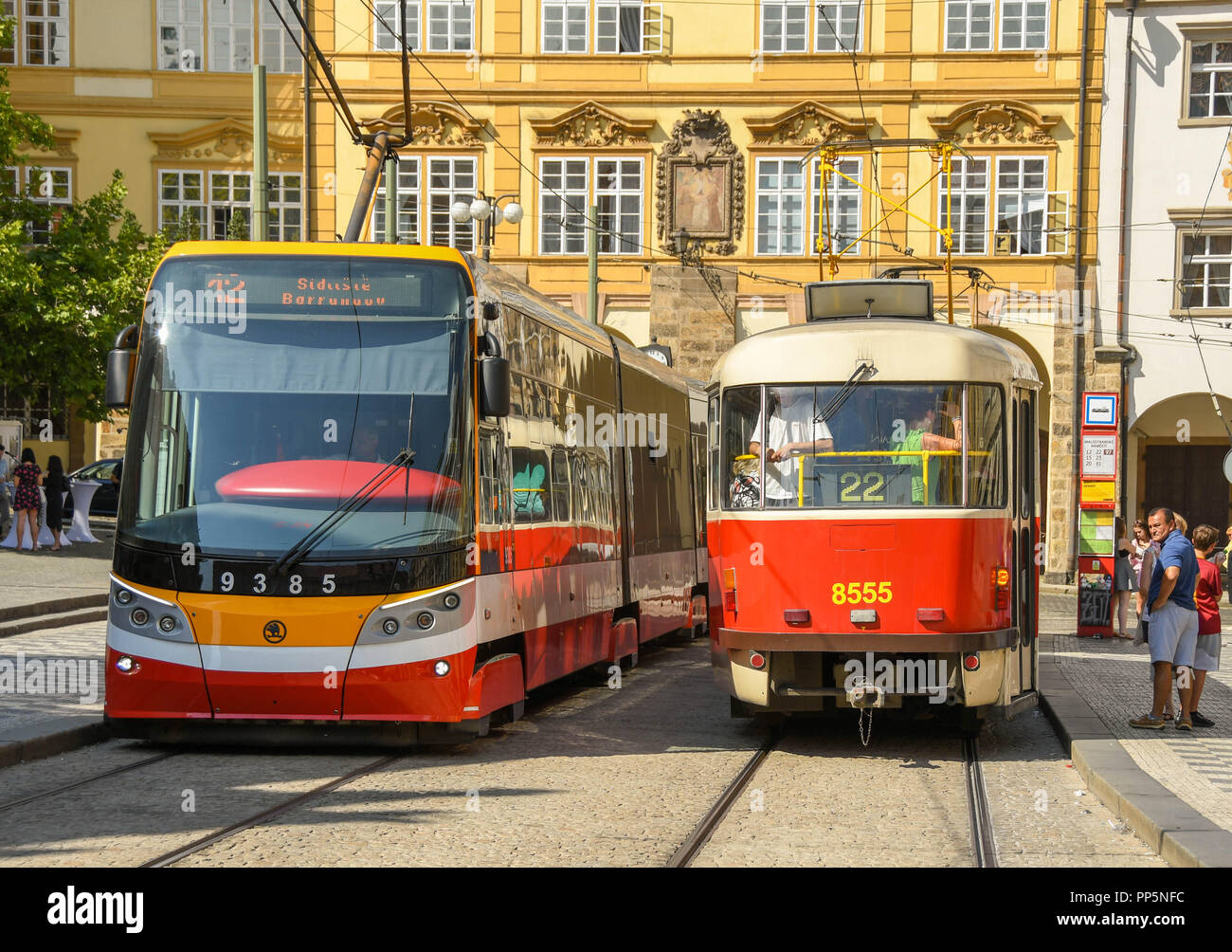 Moderne Straßenbahn und alten Straßenbahn auf einer Straße im Zentrum von Prag Stockfoto