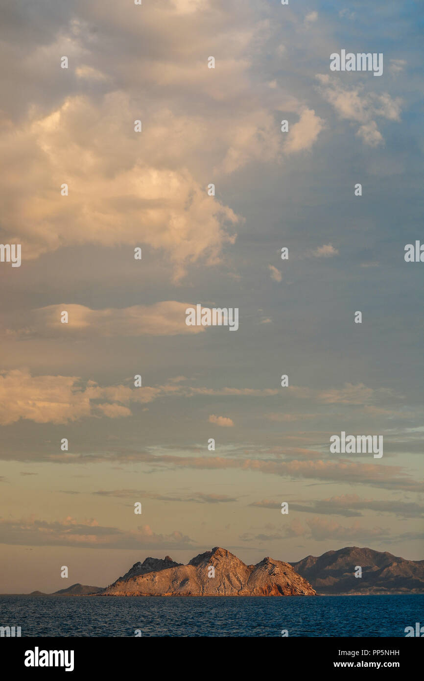 Bewölkten Tag über Alcatraz Island im Kino Bay, Sonora, Mexiko. (Foto: Luis Gutierrez/NortePhoto). dia nublado sobre la Isla Alcatraz en Bahía de Stockfoto