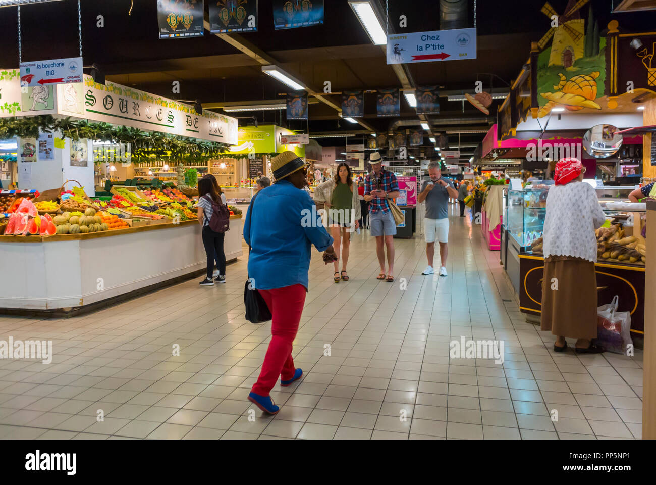 Avignon, FRANCE, Large Crowd of People Shopping inside French Food, Farmer's Market, farmer market france Stockfoto