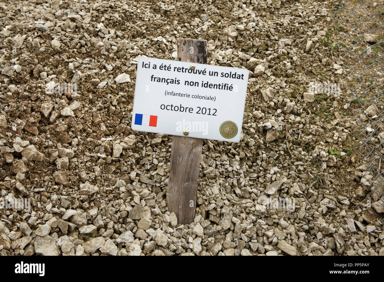 Melden wo bleibt der ein unbekannter französischer Soldat in den wichtigsten de Massiges herum in der Region Marne in Nordamerika gefunden wurden. Die wichtigsten de Massiges herum war einer der wichtigsten Orte des Ersten Weltkrieges von 1914 bis 1918. Die Überreste der Soldaten diente im 23. kolonialen Infanterie Regiment der französischen Armee wurden im Oktober 2012 fand während der Restaurierung in der Gegend von den wichtigsten de Massiges herum Verein realisiert seit 2009 arbeitet. Stockfoto