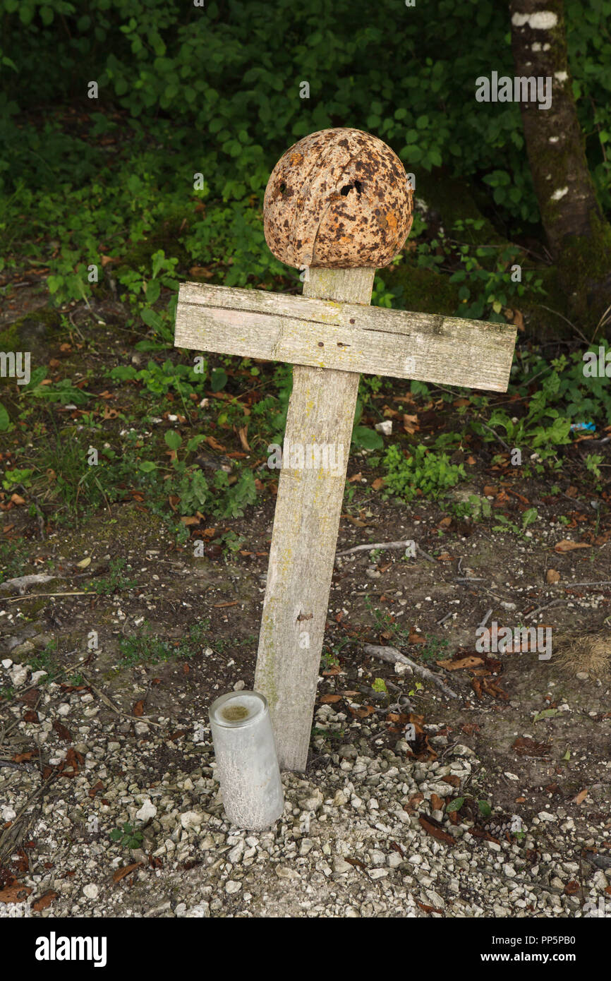 Ehrenmal an einen französischen Soldaten während des Ersten Weltkriegs in Form eines hölzernen Kreuz bedeckt mit einem französischen Helm Im de Massiges herum in der Region Marne im Nordosten Frankreich gefallen. Die wichtigsten de Massiges herum war einer der wichtigsten Orte des Ersten Weltkrieges von 1914 bis 1918. Das Gebiet ist mit den originalen Artefakte im Boden durch die Wichtigsten de Massiges herum Verein gefunden, seit 2009 restauriert. Stockfoto
