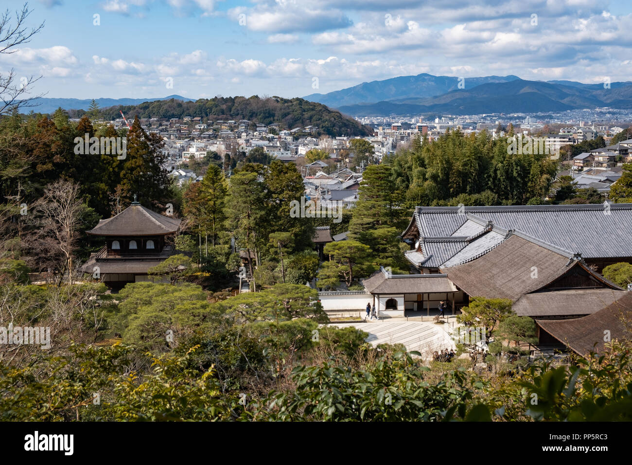 KYOTO, Japan - 08 Feb 2018: Luftaufnahme von Kyoto und grünen Wald von Ginkaku-ji Tempel Stockfoto