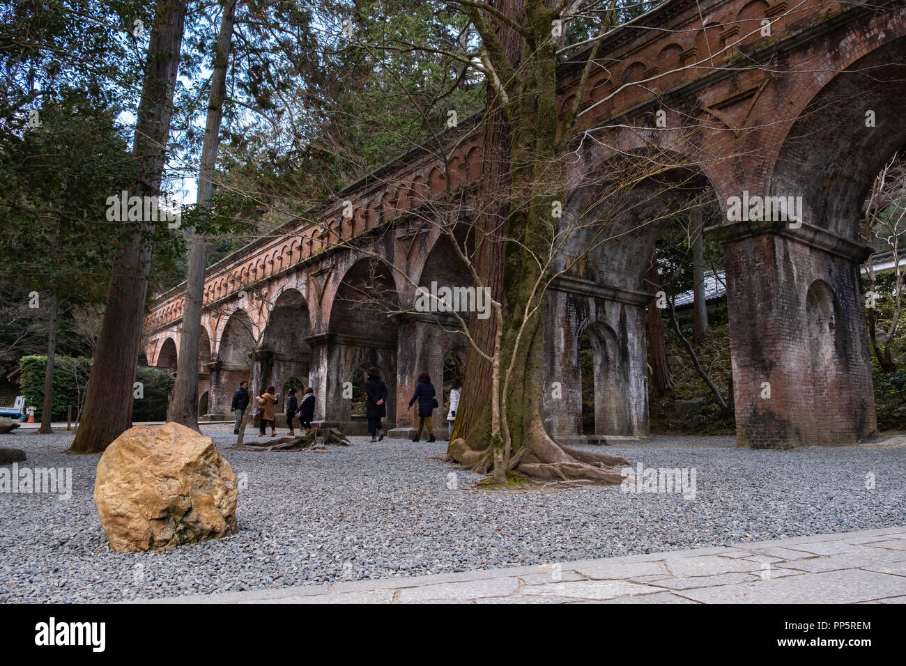 KYOTO, Japan - 08 Feb 2018: Roter backstein Brücke in Nanzen-ji Tempel, der von Bäumen und Wald umgeben Stockfoto