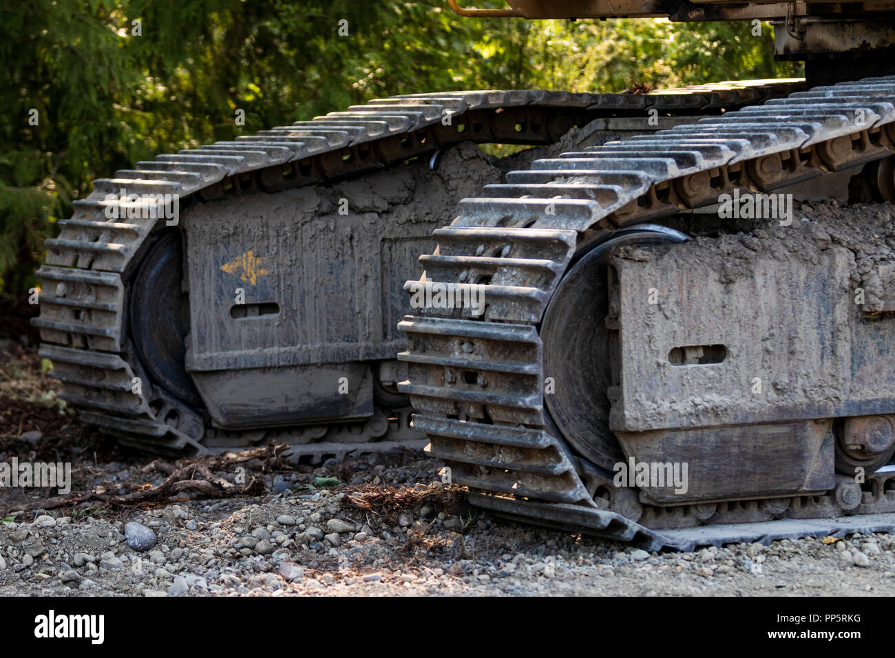 Industrielle Umsetzung stahl Metall Radspuren auf Schmutz Stockfoto