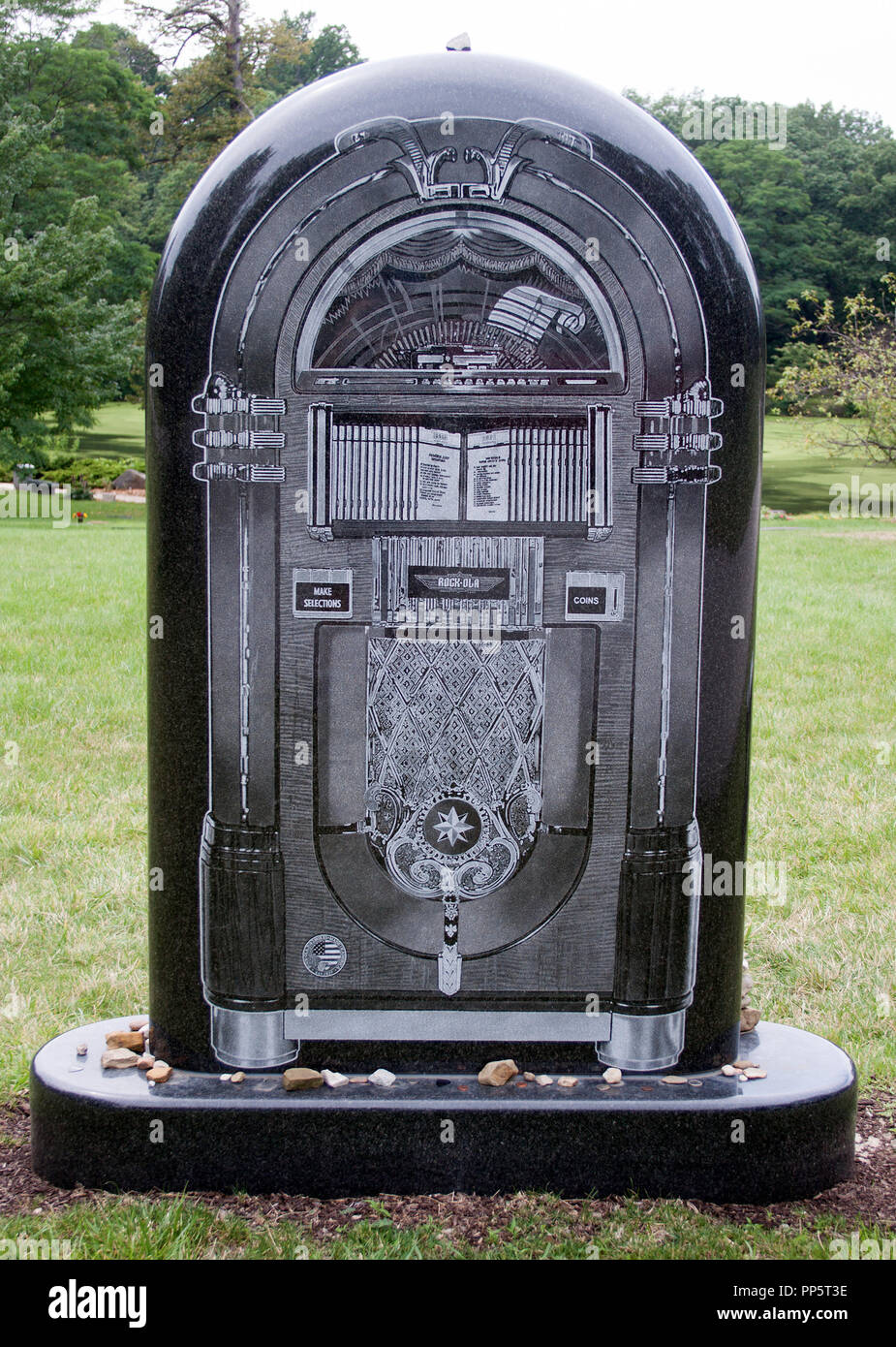 Grab von Alan Freed, der DJ, prägte die Phrase, "Rock 'n' Roll" in Lakeview Friedhof Cleveland, Ohio Stockfoto