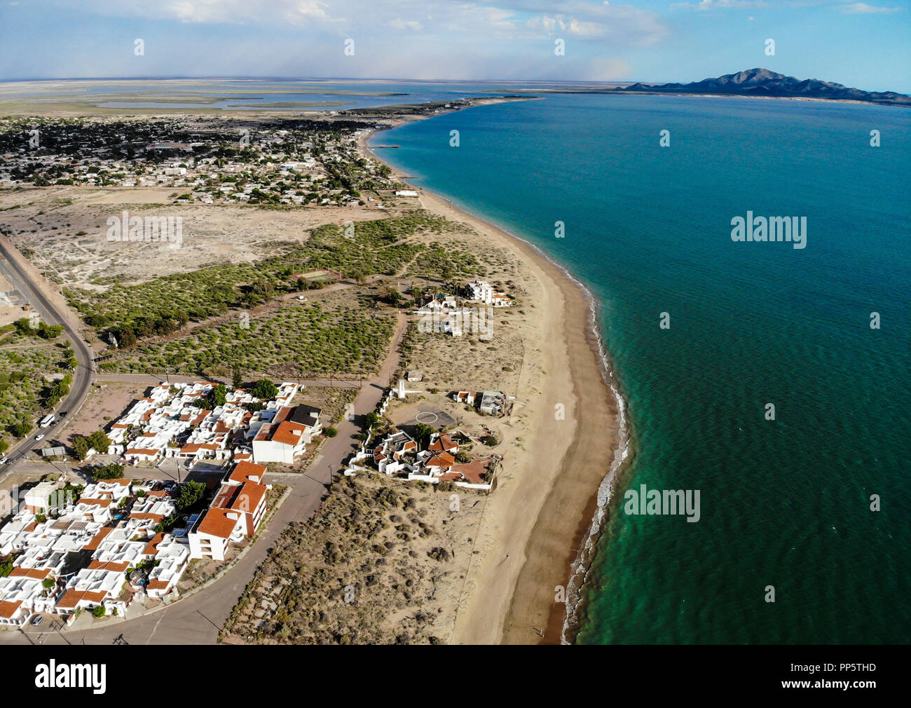Luftaufnahme von Kino Bay in Sonora, Mexiko. Strand. Reiseziel. Golf von Kalifornien. Kondom, Condomio... Vista aerea de Bahía de Kino de Sonora, Stockfoto
