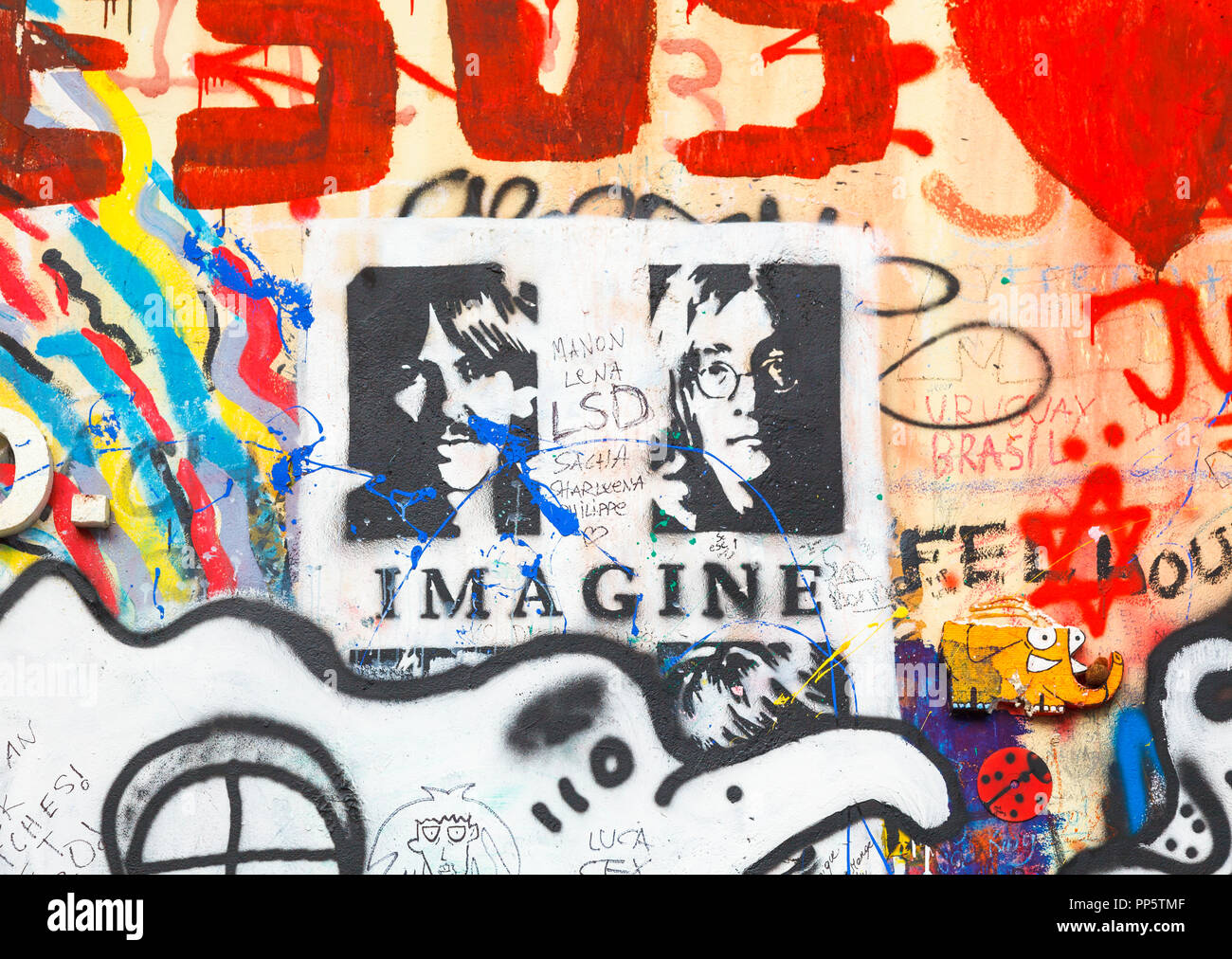 Die legendären John Lennon Mauer Gedenkstätte auf der Kleinseite, Prag, Tschechische Republik mit bunten Tribut Graffiti, Gemälde und Zeichnungen Stockfoto