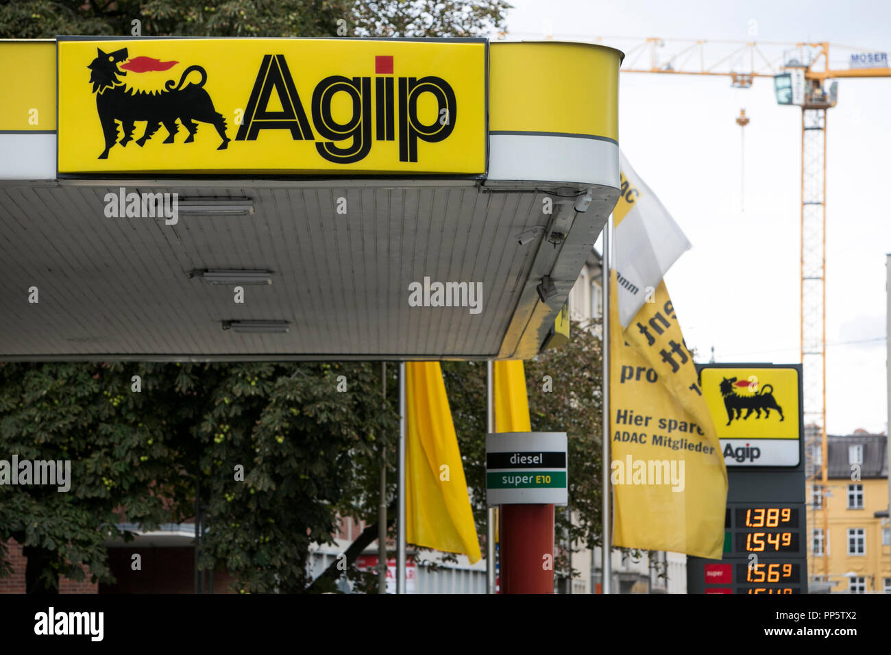 Ein logo Zeichen außerhalb einer Agip Tankstelle Einzelhandel in München, Deutschland, am 25. August 2018. Stockfoto