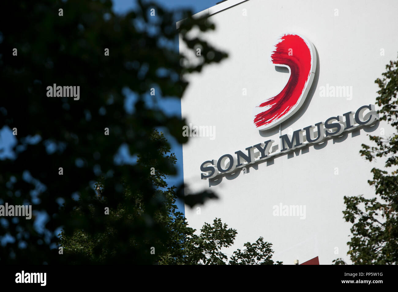 Ein logo Zeichen außerhalb einer Anlage belegt, die von Sony Music Entertainment in München, Deutschland, am 29. August 2018. Stockfoto