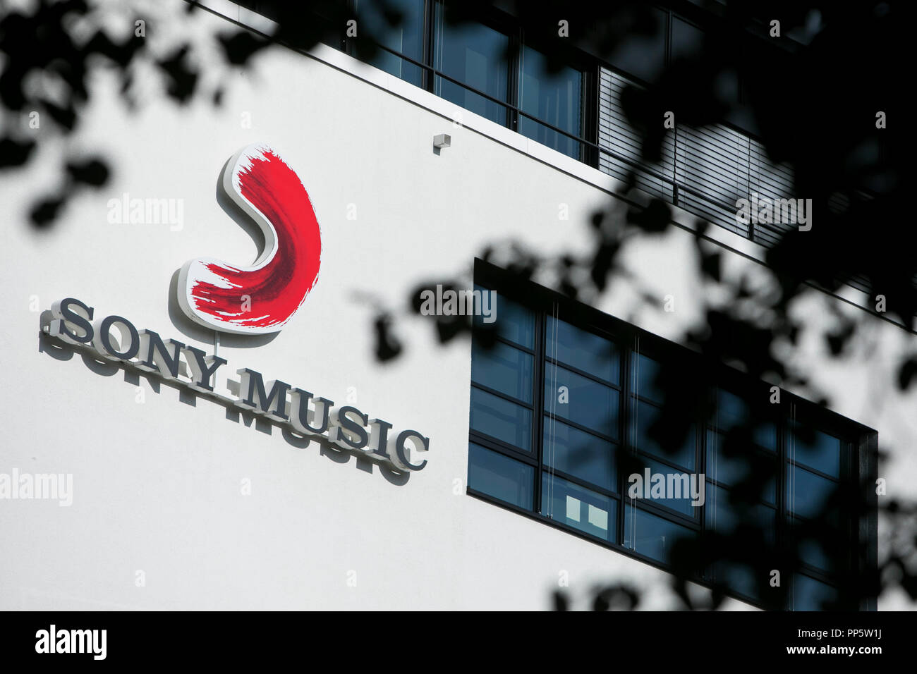 Ein logo Zeichen außerhalb einer Anlage belegt, die von Sony Music Entertainment in München, Deutschland, am 29. August 2018. Stockfoto