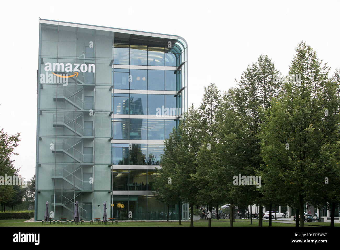Ein logo Zeichen außerhalb einer Anlage besetzt von Amazon in München,  Deutschland, am 31. August 2018 Stockfotografie - Alamy