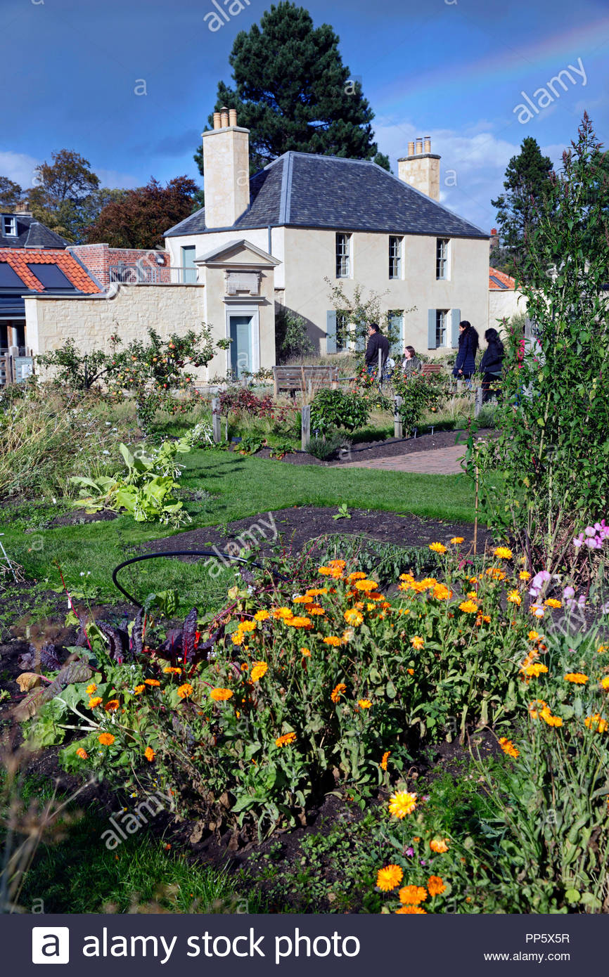 Die botanischen Cottage mit Rainbow an der Royal Botanic Garden in Edinburgh, Schottland Stockfoto