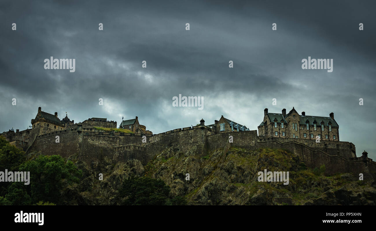 Düstere Wolken über dem Schloss von Edinburgh Stockfoto