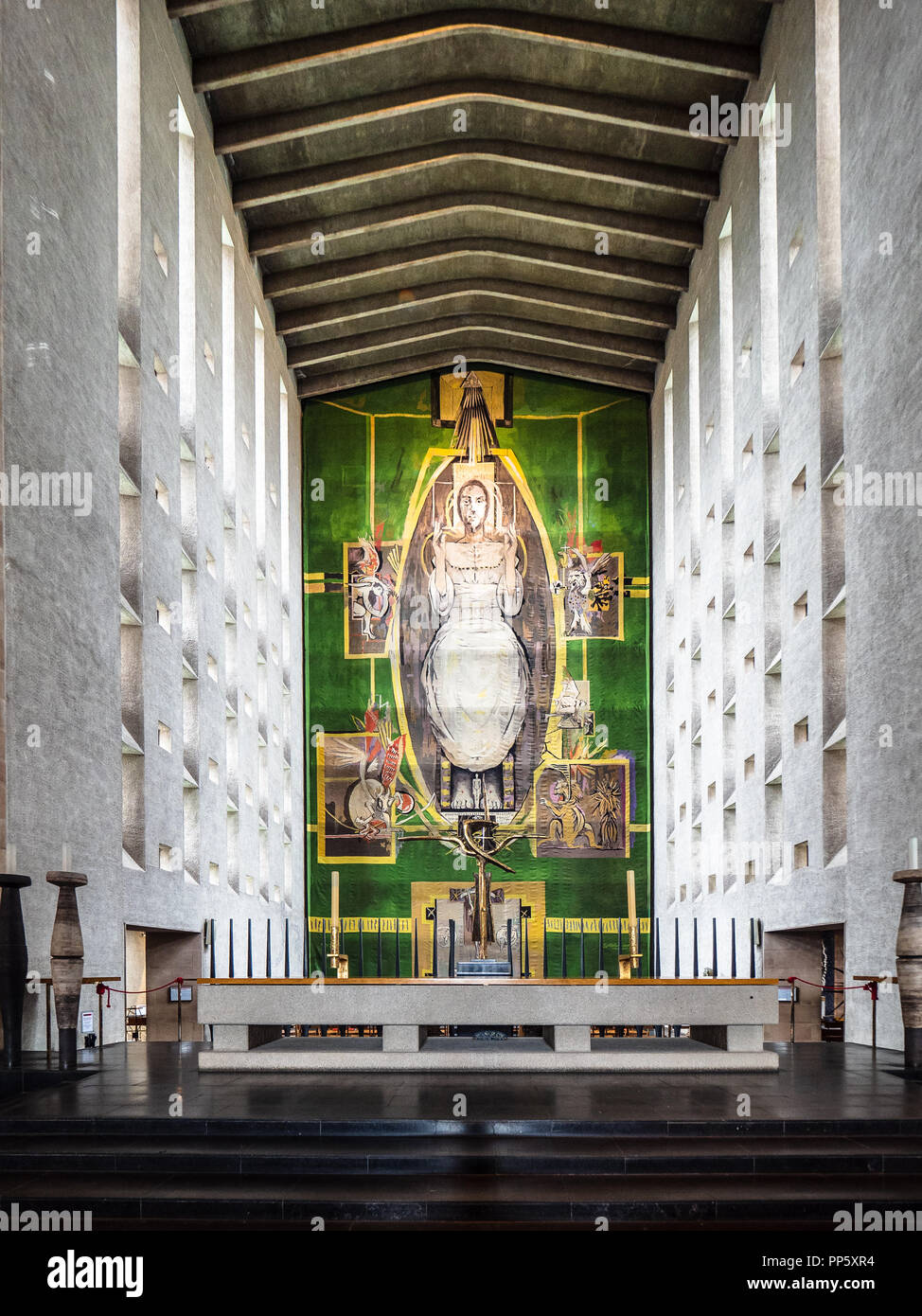 Coventry Cathedral Tapestry-Wandteppich von Christus in der Herrlichkeit von Graham Sutherland aufgehängt, wenn die Kathedrale im Jahr 1962 geweiht wurde. Stockfoto