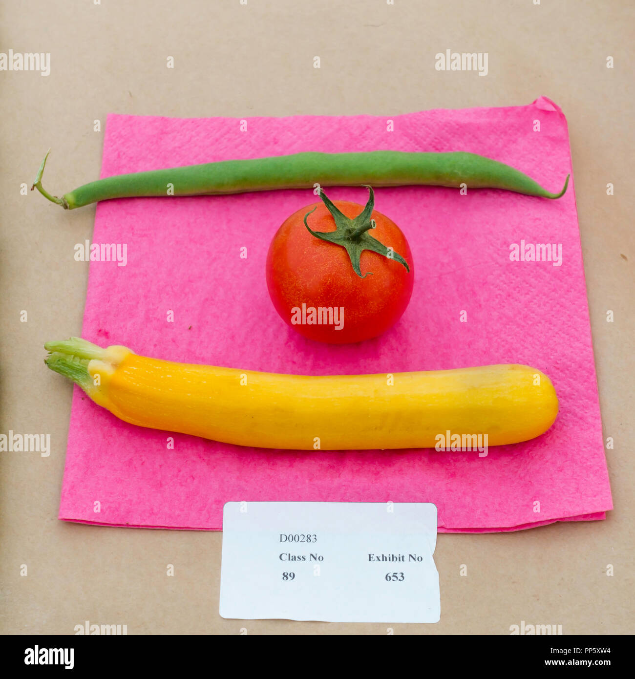 Ein einfacher Eintrag für Klasse 89 Sammlung von drei verschiedenen Gemüse im Gartenbau Abschnitt der jährlichen Stokesley Agricultural Show 2018 Stockfoto