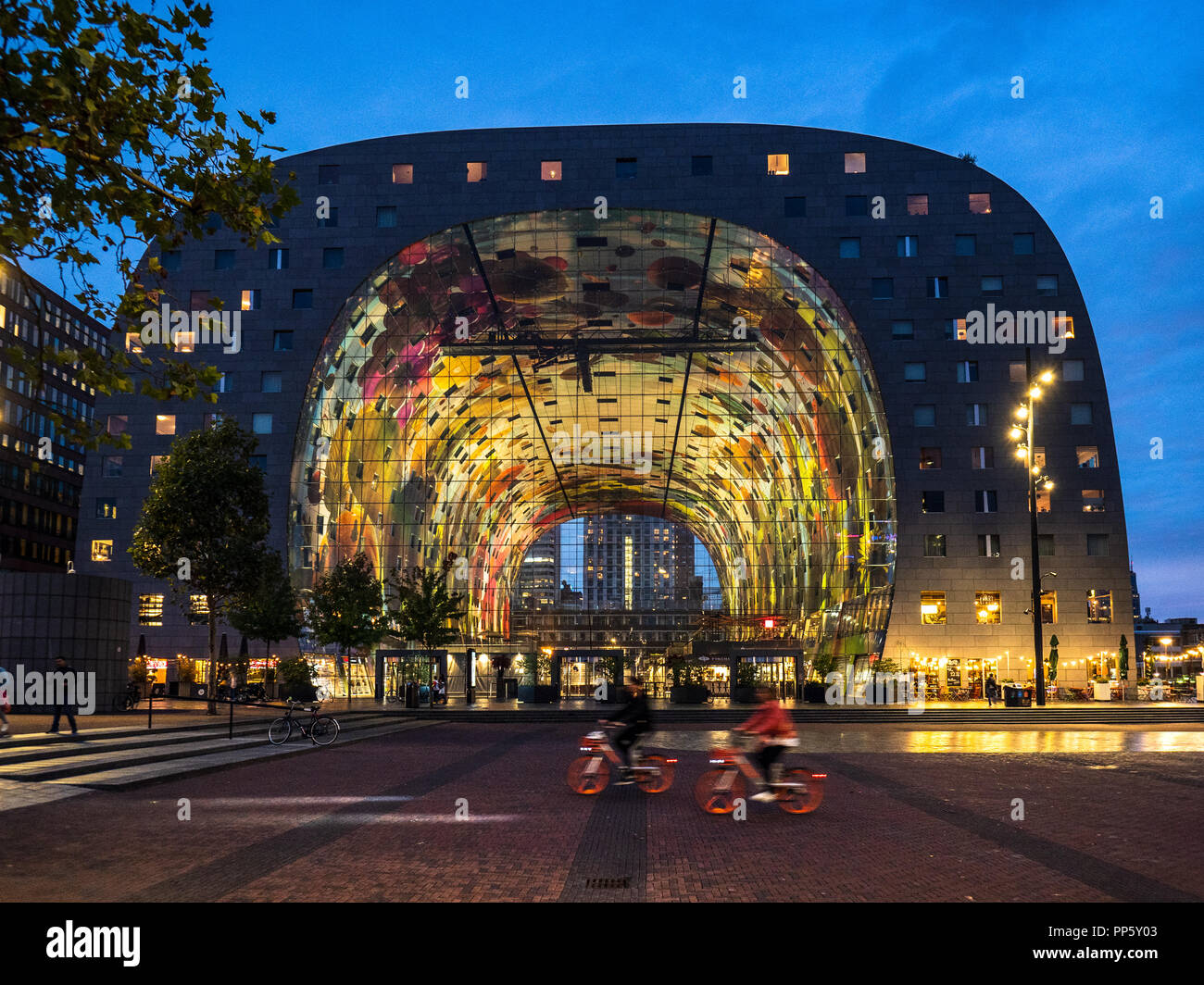 Rotterdam Rotterdam Markthal Markthalle eröffnet 2014 besteht aus einer großen Halle mit Wohnungen und Büros vor. Architekten MVRDV Stockfoto
